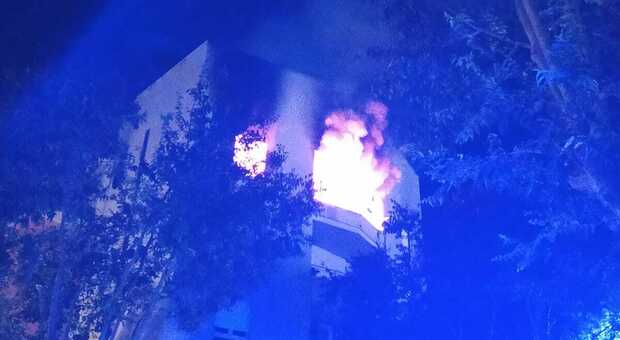 Fondi, nuove fiamme in via Toscana: incendio devasta appartamento, palazzina evacuata