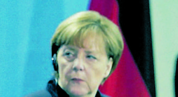Colonia, linea dura della Merkel: «Espulsioni e tagli al welfare»