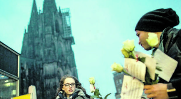 Violenze a Colonia, c'era un piano: Linea dura Merkel: «Ora si cambia»