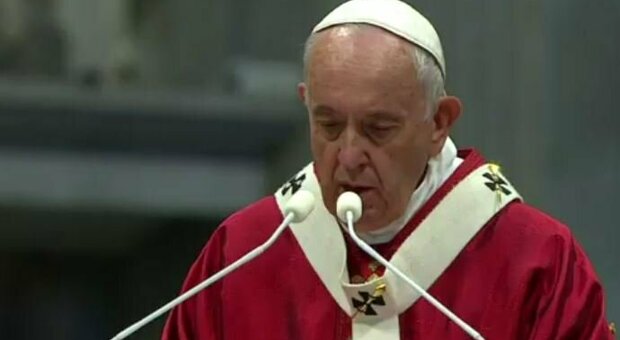 Papa Francesco contro il gossip in Vaticano: «C'è gente laureata in chiacchiericcio»