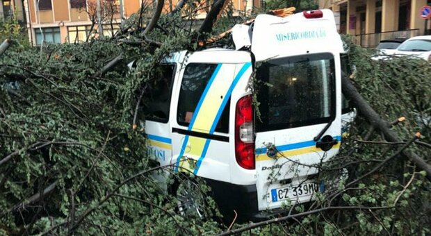 Catania, domani scuole chiuse: tornado si abbatte sul centro, danni e feriti