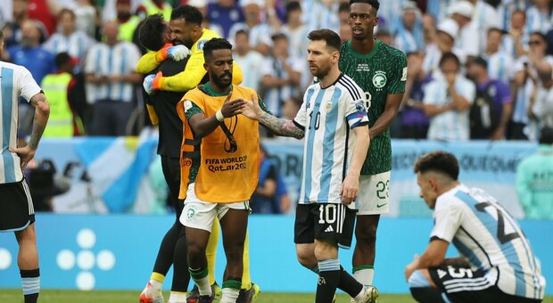 Argentina, che flop all'esordio: l'Arabia Saudita rimonta e vince 2-1. Messi (gol su rigore) non basta