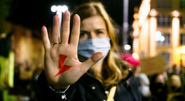 Aborto, in Polonia riesplode la protesta delle donne per l'entrata in vigore del divieto