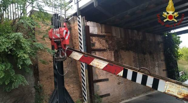 Roma, camion dell'Ama fa cadere trave dal ponte delle Capannelle: nessun ferito, strada chiusa