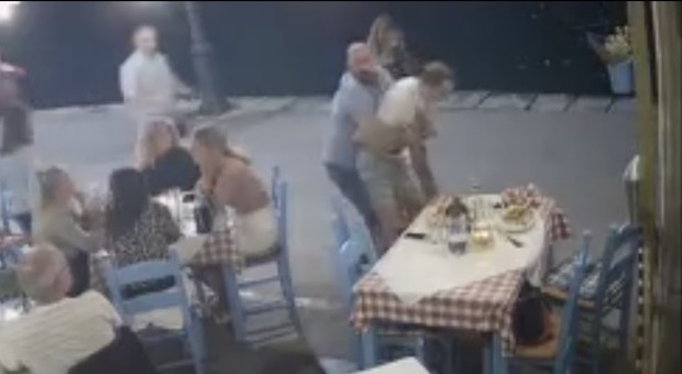 Rischia di morire soffocato al ristorante: cameriere lo salva con la manovra di Heimlich