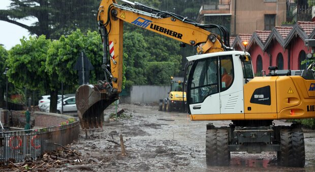 Nubifragio sul lago di Como, famiglie evacuate e fango sulle strade. Criticità a Laglio, dove c'è la villa di George Clooney