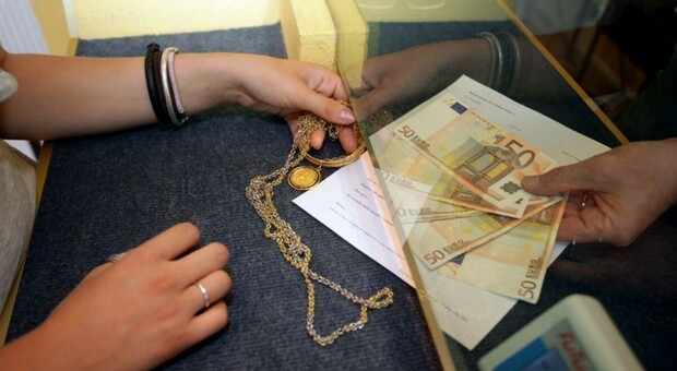 Roma, boom dei Compro oro: un romano su due vende i gioielli di famiglia per pagare le bollette