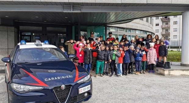 Gli alunni dell'Istituto comprensivo Ricci visitano il comando provinciale dei carabinieri