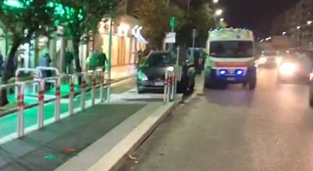 Un tratto della ciclabile sulla via Tuscolana che blocca ambulanze e bancarelle