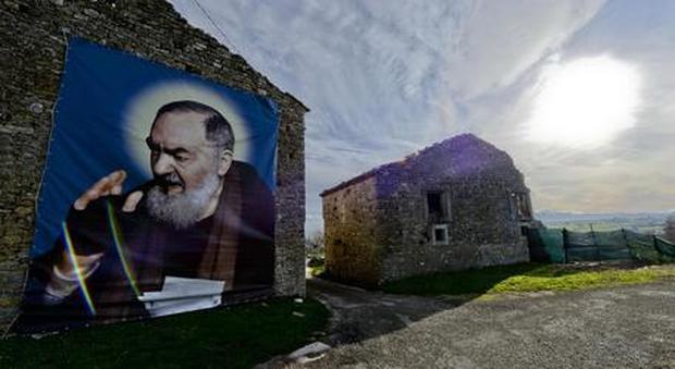 Dato per morto si risveglia, ad Avellino gridano al miracolo: «È stato Padre Pio»