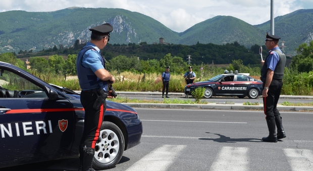 Viene licenziato e la moglie lo lascia lui vaga a piedi sul raccordo Terni-Orte reatino salvato da automobilista che allerta subito i carabinieri