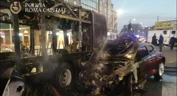 Roma, auto urta bus e si incendia a Centocelle: morto il conducente