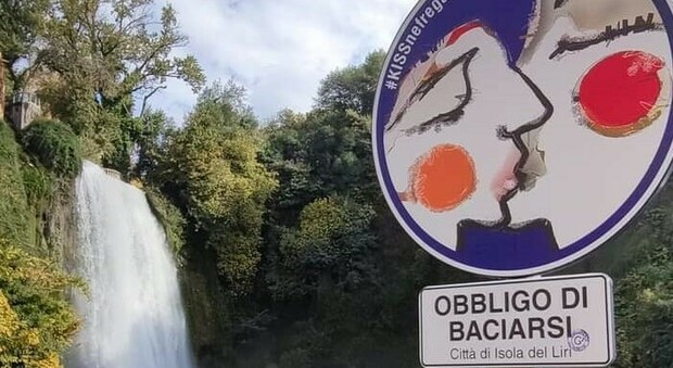 Isola del Liri, «Obbligo di baciarsi»: spunta il cartello davanti alla cascata