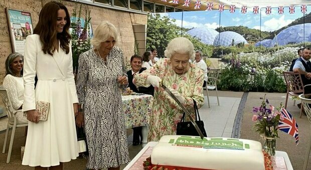 La regina Elisabetta taglia la torta con la spada al ricevimento solenne tra i sorrisi di Kate e Camilla