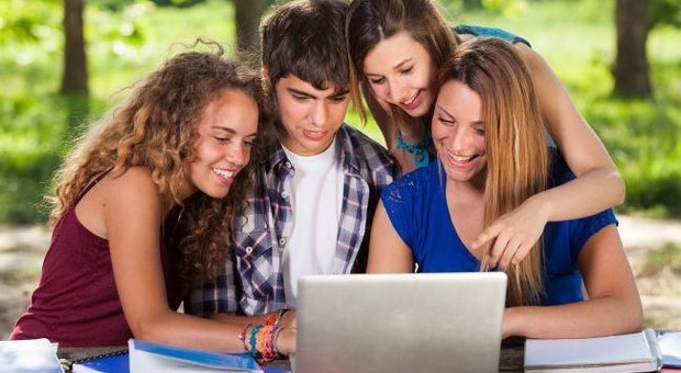 Giovani, il 95% degli under 30 italiani si informa sul web