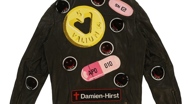 Un'asta bizzarra tra arte, moda e riciclo: lo stilista Virgil Abloh vende gli abiti di Damien Hirst “rivisti e corretti”
