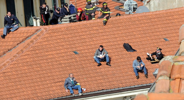 Sanremo, sale sul tetto di un palazzo: «Voglio parlare con Carlo Conti»