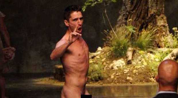 In cui lattaccante argentino dellInter si mostra nudo, coperto solo dai tatuaggi sulla propria pelle.