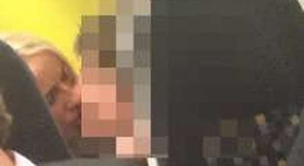 La professoressa ubriaca si bacia con l'alunno e il video diventa virale: licenziata