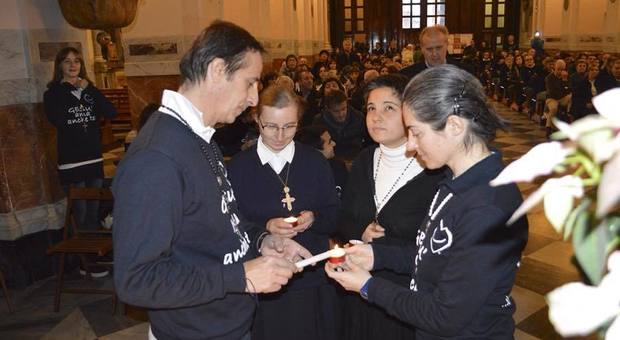 L'ex dj Dario Gritti durante una cerimonia con i membri dell'associazione Innamorati di Gesù e della Madonna