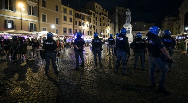 Roma, movida fuori controllo e guerriglia nelle piazze: Da San Lorenzo a Campo de Fiori è ondata di aggressioni