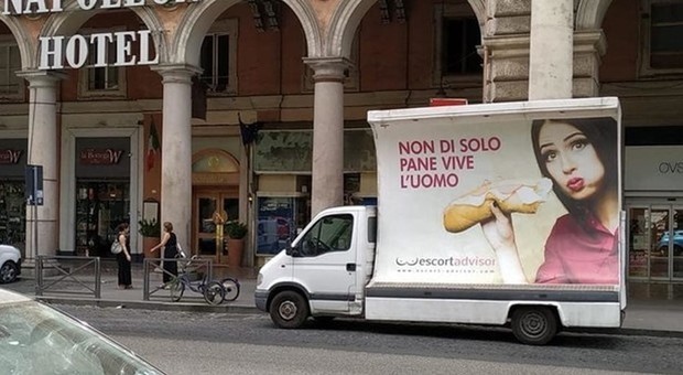 Il sito di escort e i camion pubblicitari in centro a Roma e Milano. Ira dei cattolici: «Hanno citato Gesù»