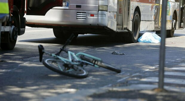 Roma, ciclista morì travolto da un bus. Autista assolto: «Nessun reato»