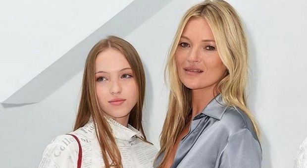 Kate Moss e la figlia Lila insieme alla Fashion Week di Parigi (e sono due gocce d'acqua)