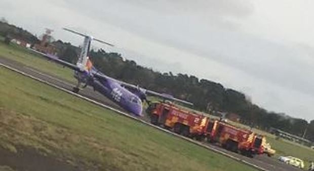 Belfast, aereo di linea costretto ad atterrare senza carrello: manovra magistrale del pilota, un solo ferito
