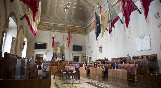 Roma, congelati gli aumenti (di 1.500 euro) dei consiglieri comunali: faro della Corte dei Conti