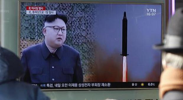 Corea del Nord lancia 4 missili nelle acque del Mar del Giappone: «Test per attaccare base Usa»