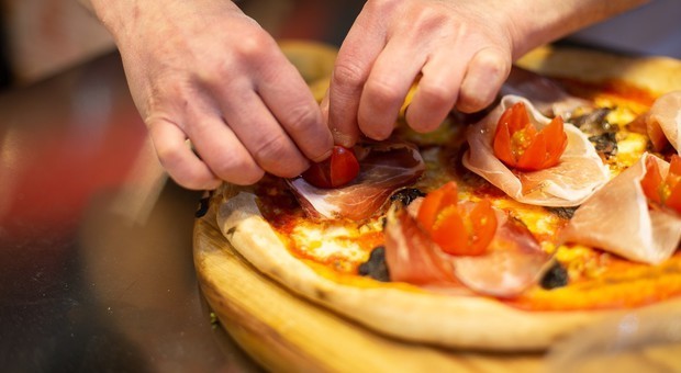 Pizze, boom di consumi: ogni giorno in Italia ne vengono sfornate 8 milioni