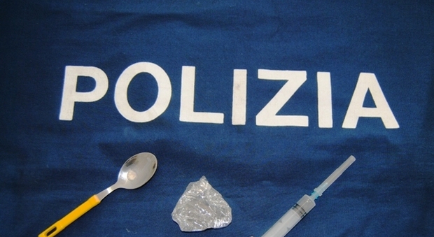 Siringa, cucchiaio, eroina: Perugia, ragazza salvata in auto