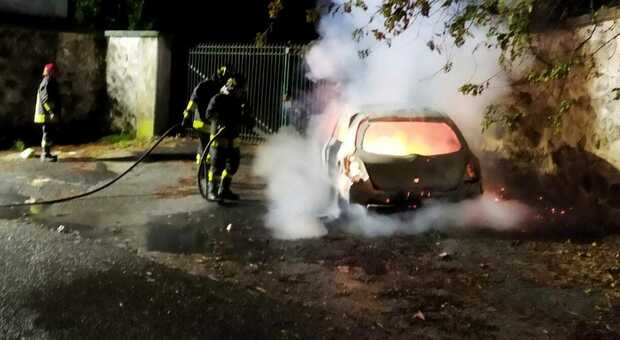I vigili del fuoco spengono l'auto a fuoco a Genzano