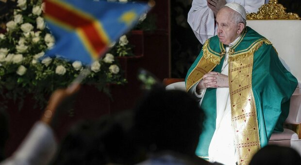 Papa Francesco: «Un giorno potrei fare il parroco al Laterano». E intanto gira la notizia (fake) della morte di Ratzinger