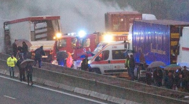Milano, assalto a portavalori in 15: auto in fiamme e Far west sull'A1