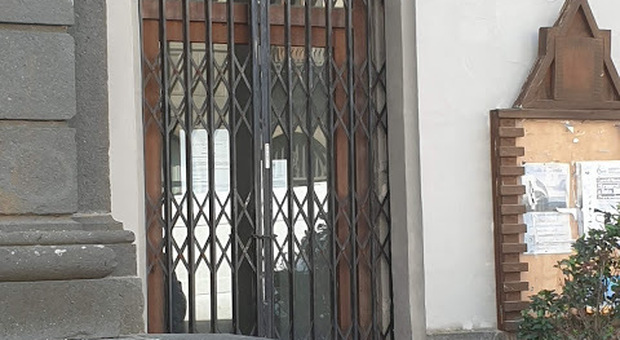 Comune di Orvieto, uffici operativi solo su appuntamento, ascensore «a chiamata», pratiche gestite «dalla finestra». Tutta colpa del Covid