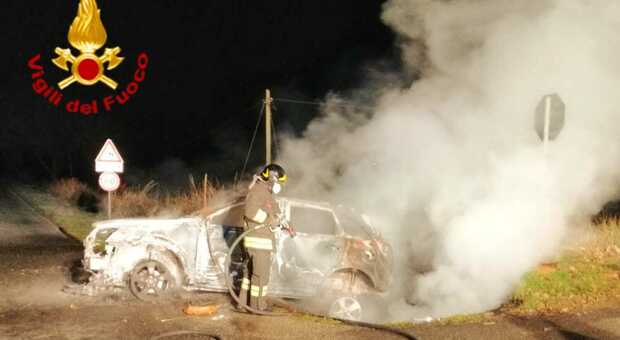 Alviano, auto in fiamme abbandonata sulla Provinciale. Si cerca il proprietario.