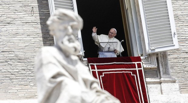 Papa Francesco: «I cristiani non possono avere cuore doppio né piede in due scarpe»