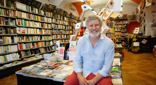 "Ultima spiaggia" di Ventotene è la libreria dell'anno, il premio della Scuola librai a Fabio Masi