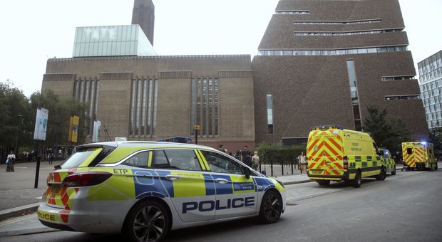 Londra, bambino di 6 anni gettato dal tetto del Tate Gallery: arrestato 17enne