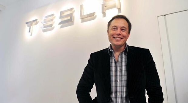 Musk chiede a Twitter: "Vendo una quota di Tesla?". La risposta non stupisce ma fa crollare titolo