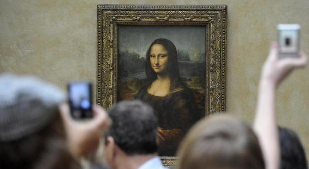 Louvre, la Gioconda di Leonardo torna a "casa" (e l'appartamento si tinge di blu)