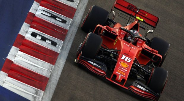 F1, GP di Singapore: pole position di Charles Leclerc su Ferrari davanti a Lewis Hamilton e Sebastian Vettel