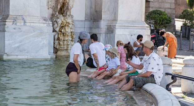 Roma, nuovo sfregio in Centro: tuffi a Fontana di Trevi (tra lo sdegno dei turisti)