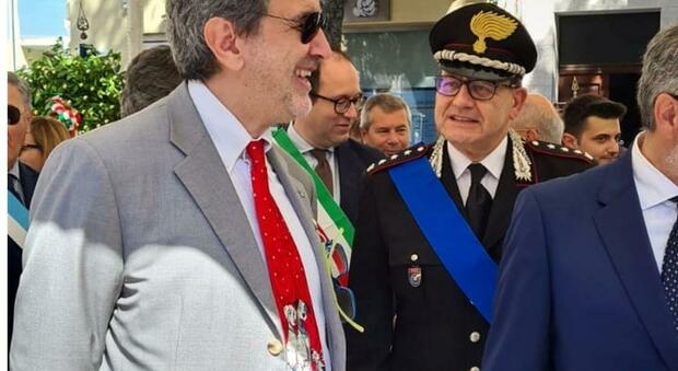 Marco Marsilio con la cravatta della Carica dei 101 alla Festa della Repubblica. Le foto della polemica