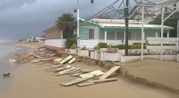 Uno stabilimento balneare danneggiato dalle mareggiate a Pescara