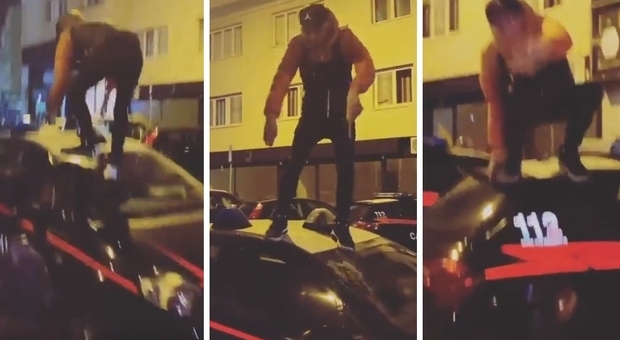 Rapper napoletano salta su un'auto dei carabinieri, la vandalizza e posta il video sui social