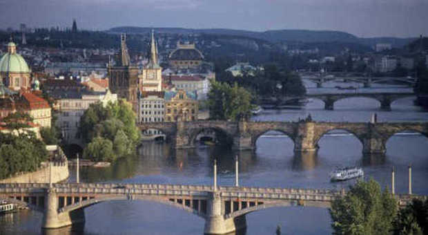 Una veduta di Praga e dei ponti sulla Moldava