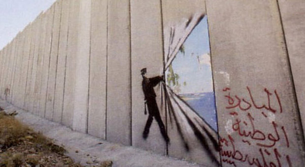 La denuncia del writer Banksy entrato a Gaza dai tunnel: Non dimentichiamo  il conflitto